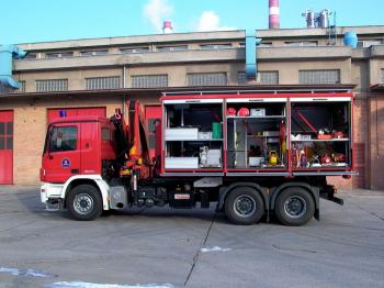 Technick kontajnerov automobil Rosenbauer na podvozku Mercedes, s hydraulickou rukou